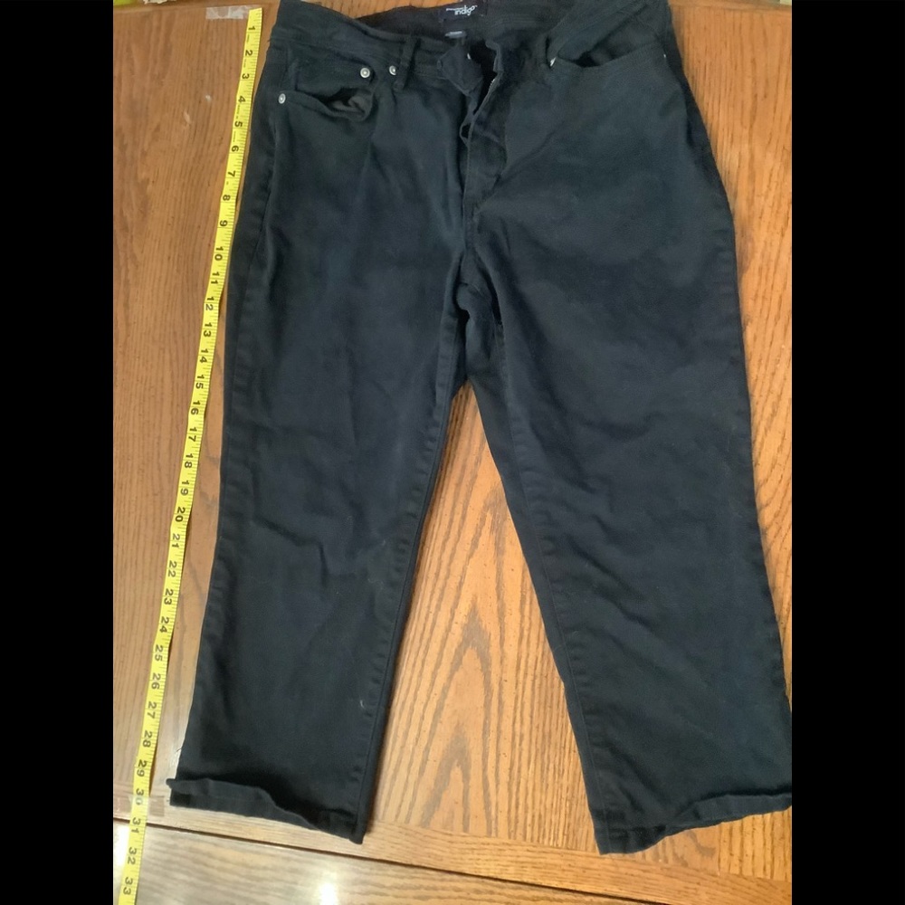 EUC Black Capri pants
